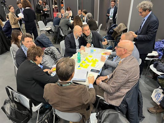 foto dei lavori della comunità di pratica del dipartimento durante l'assemblea anci di torino