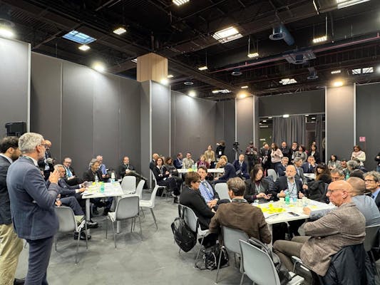 foto dei lavori della comunità di pratica del dipartimento durante l'assemblea anci di torino