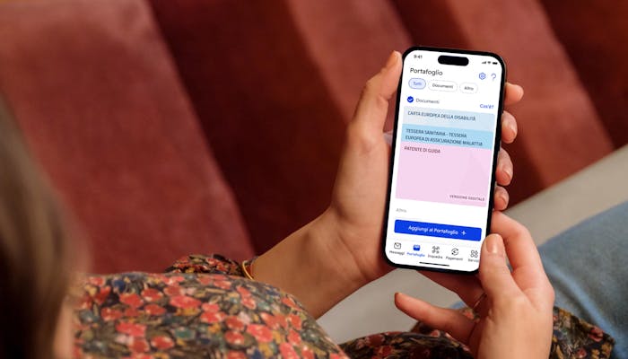 Foto cellulare con IT Wallet sullo schermo