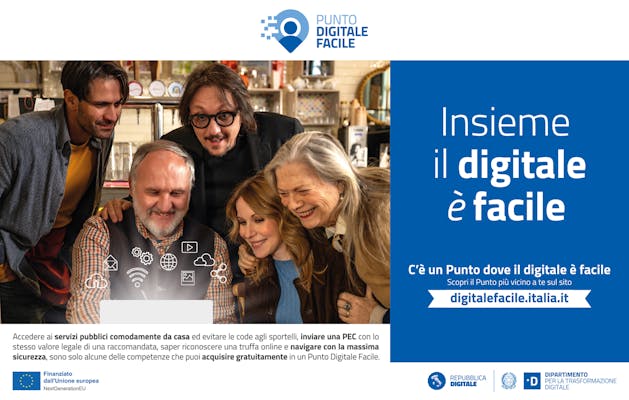 Immagine campagna advertising Punti Digitale Facile Si vede un gruppo di persone sorridenti che guardano un computer dove escono delle icone digitali